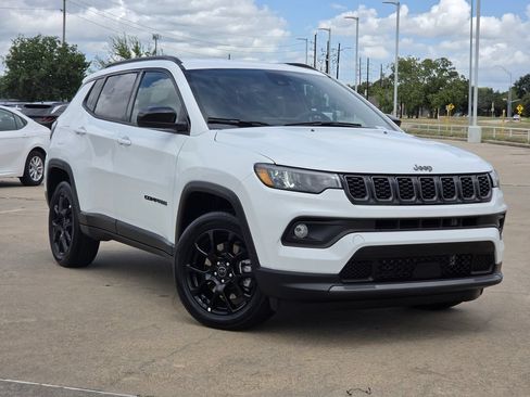 Used 2025 Jeep Compass Latitude w/ Convenience Group AWD/4WD image 2