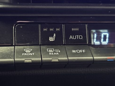 Certified 2023 Toyota Crown AWD/4WD image 6
