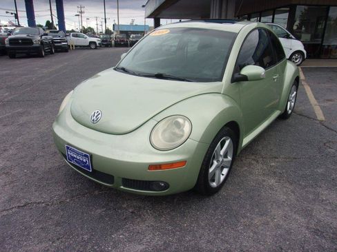 Used 2007 Volkswagen Beetle Coupe w/ Package 2 FWD image 2