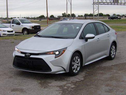 Used 2025 Toyota Corolla LE FWD image 2