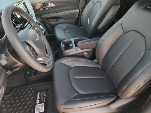 New 2026 Chrysler Pacifica Select image 10