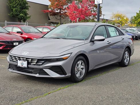 New 2025 Hyundai Elantra SE image 3