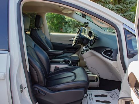 Used 2023 Chrysler Pacifica Touring-L FWD image 18