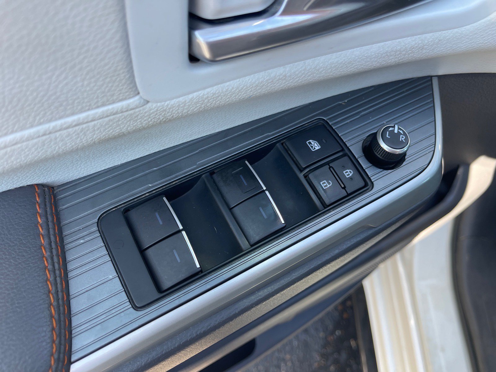 Used 2023 Toyota Sienna XSE w/ XSE Plus Package AWD/4WD image 9