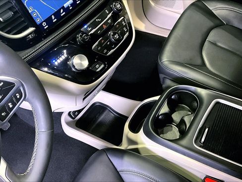 Used 2024 Chrysler Pacifica Select image 18