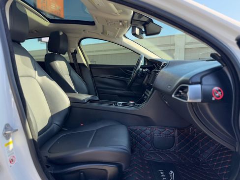 Used 2018 Jaguar XE Premium image 10