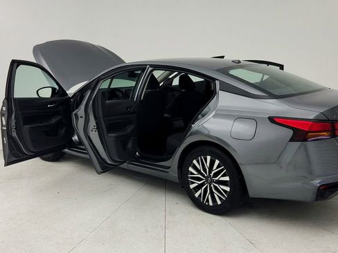 Used 2025 Nissan Altima 2.5 SV FWD image 12