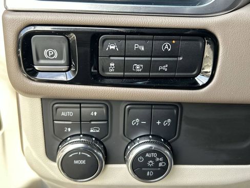 Used 2025 GMC Yukon XL Denali image 18