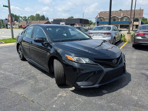 Used 2019 Toyota Camry SE FWD image 3
