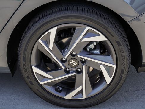 Used 2025 Hyundai Elantra Limited FWD image 13
