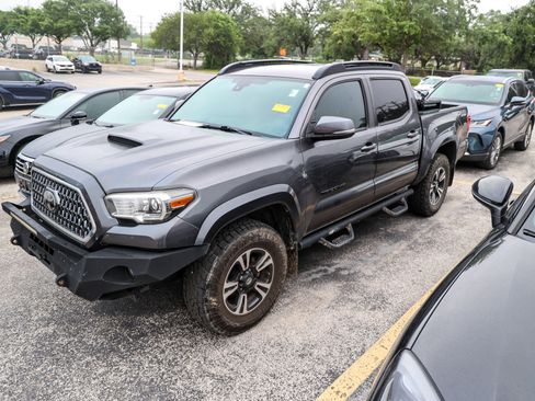 Used 2019 Toyota Tacoma TRD Sport AWD/4WD image 3