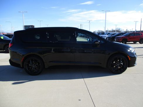 New 2026 Chrysler Pacifica Select w/ S Appearance Package FWD image 8