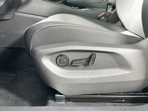 Certified 2025 Volkswagen Tiguan SE image 11