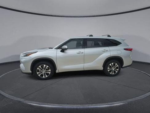 Used 2022 Toyota Highlander XLE FWD image 5