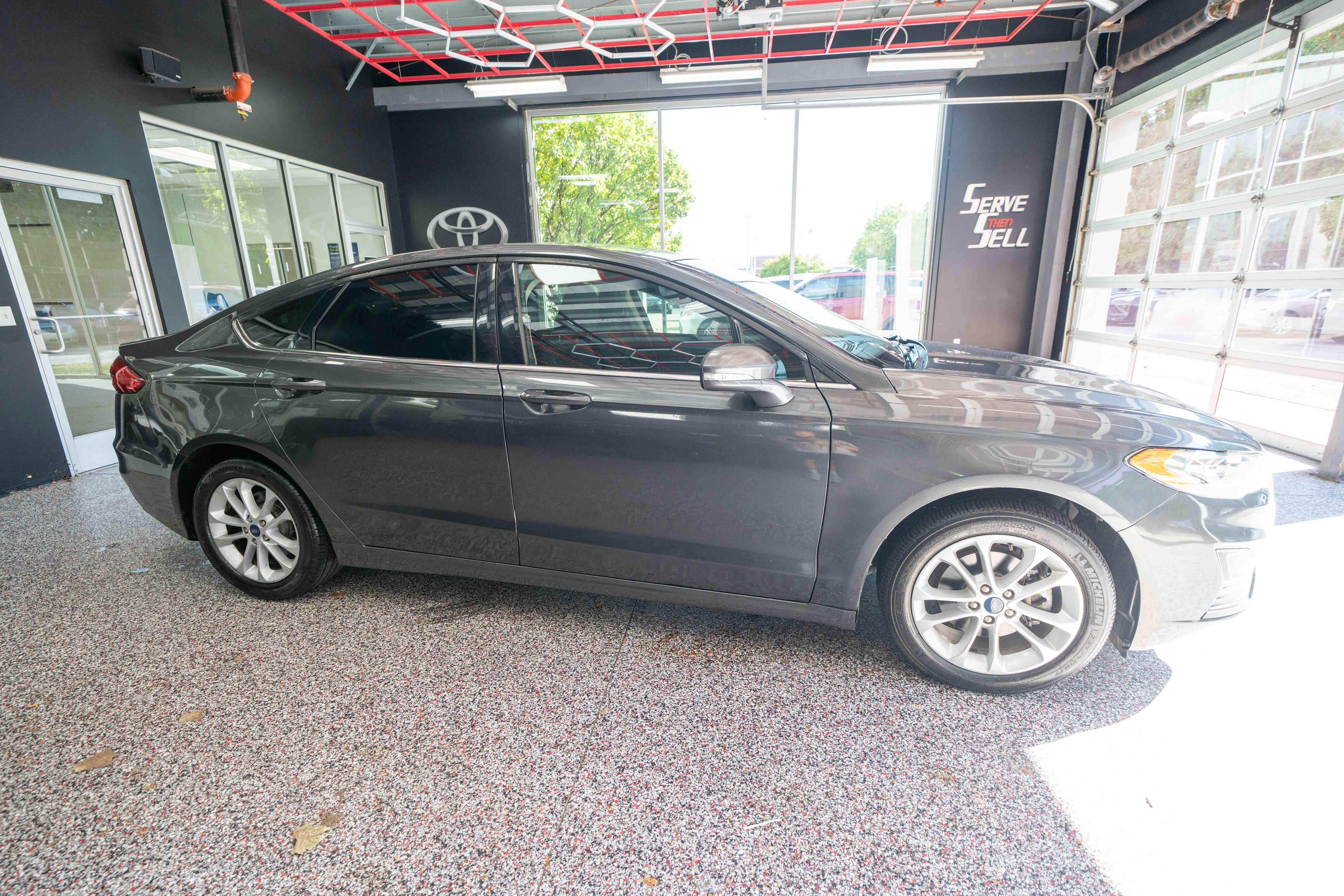 Used 2020 Ford Fusion SE FWD image 5