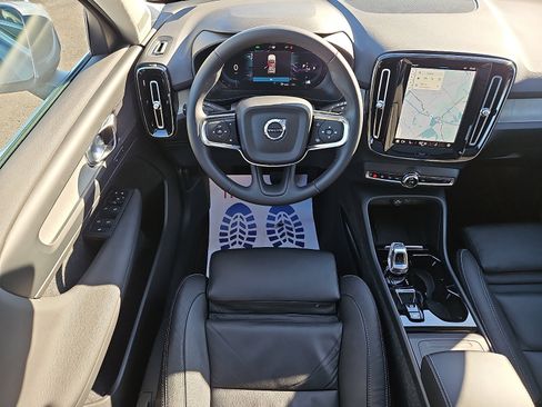 Used 2023 Volvo XC40 B5 Plus image 11
