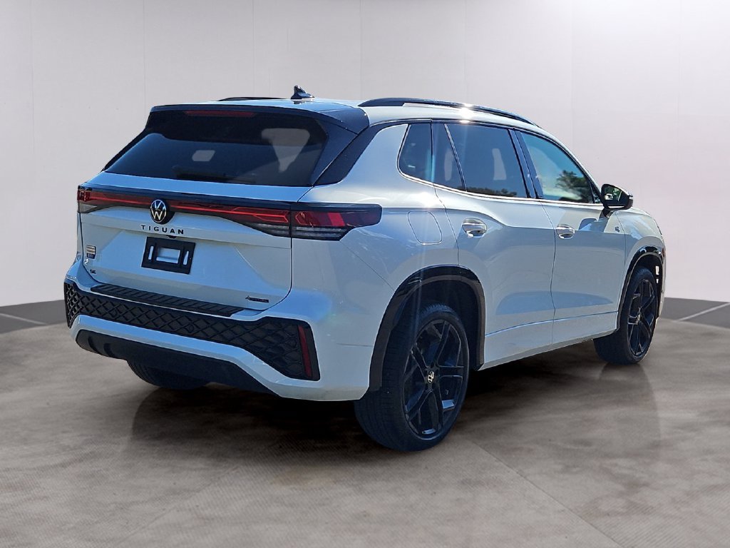 Certified 2026 Volkswagen Tiguan SE R-Line AWD/4WD image 4