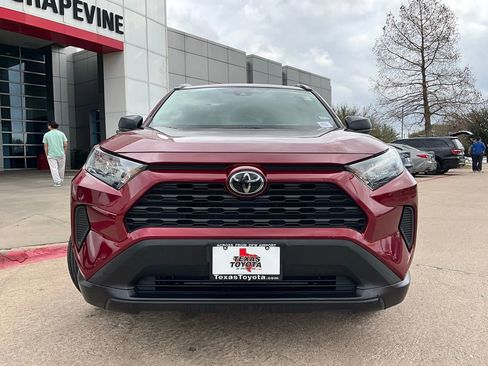 Used 2020 Toyota RAV4 LE image 4