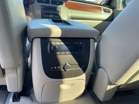 Used 2010 GMC Yukon XL SLT w/ SLT-2 Equipment Package AWD/4WD image 8