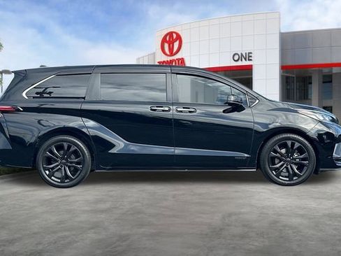 Used 2021 Toyota Sienna XSE FWD image 3