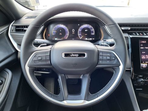 New 2025 Jeep Grand Cherokee Laredo w/ Luxury Tech Group I AWD/4WD image 16