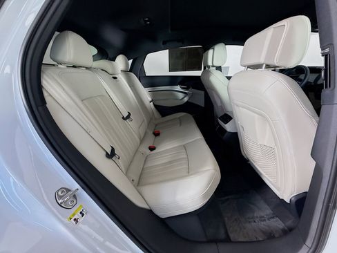 Used 2024 Audi Q8 e-tron Premium Plus w/ Premium Plus Package image 29