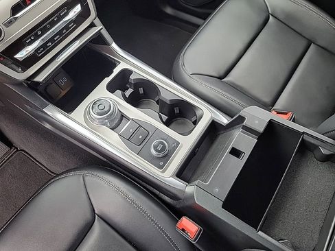 Used 2023 Ford Explorer XLT w/ Equipment Group 202A AWD/4WD image 9