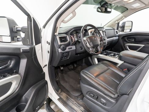 Used 2019 Nissan Titan PRO-4X w/ Pro-4x Convenience Package AWD/4WD image 14