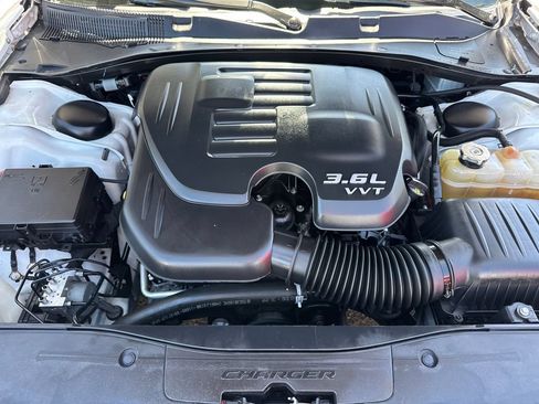 Used 2018 Dodge Charger SXT RWD image 8