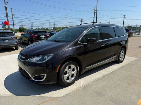 Used 2017 Chrysler Pacifica Touring-L Plus FWD image 6