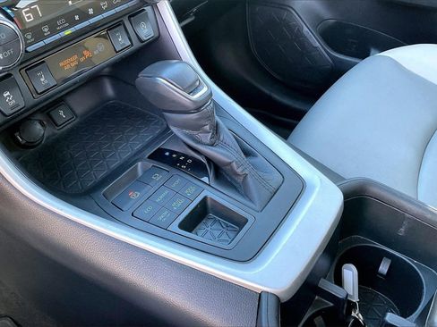 Used 2022 Toyota RAV4 XLE Premium image 30