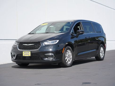 Used 2025 Chrysler Pacifica Select FWD image 7