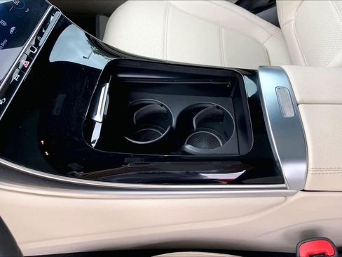 Used 2025 Mercedes-Benz GLC 300 4MATIC image 17
