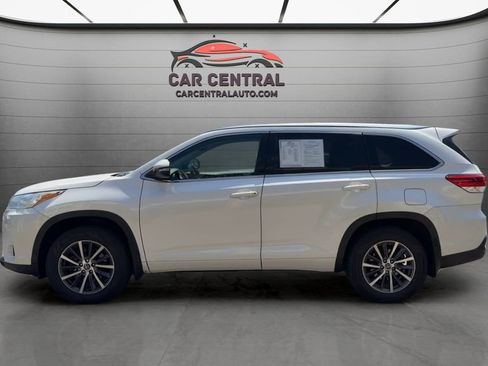 Used 2017 Toyota Highlander XLE AWD/4WD image 2