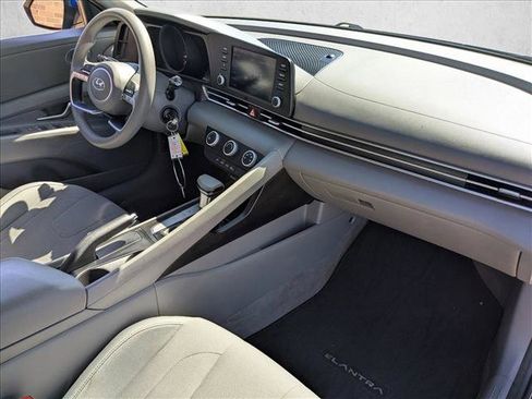 Used 2022 Hyundai Elantra SE FWD image 22