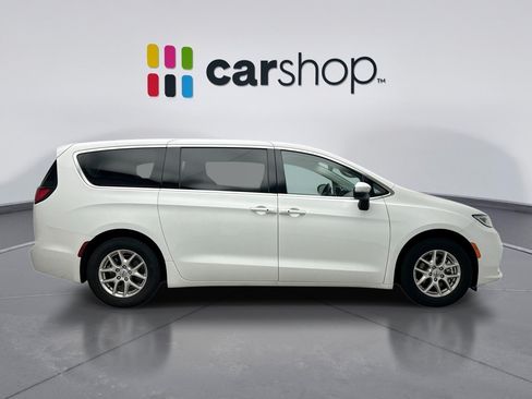 Used 2023 Chrysler Pacifica Touring-L FWD image 6