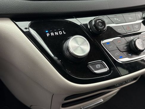 Used 2024 Chrysler Pacifica Touring-L FWD image 19