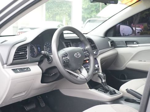 Used 2020 Hyundai Elantra SE FWD image 19