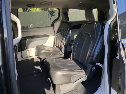 Used 2023 Chrysler Pacifica Touring-L FWD image 16