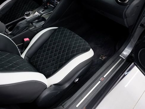 Used 2018 Nissan GT-R Premium image 32