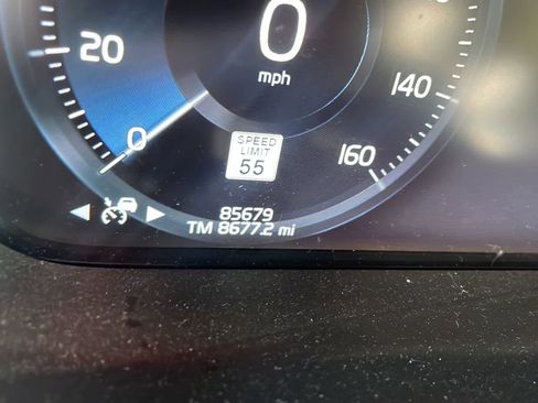 Used 2021 Volvo V60 T5 Cross Country w/ Lounge Package image 3