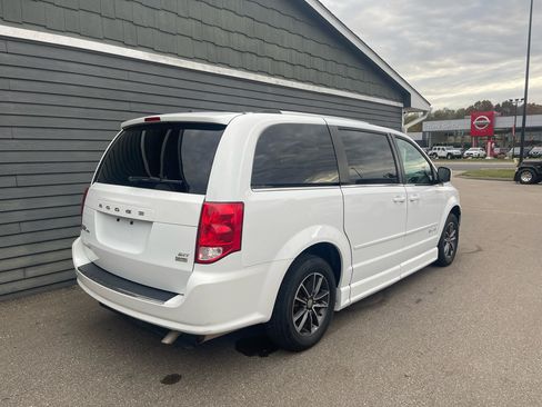 Used 2017 Dodge Grand Caravan SXT image 10