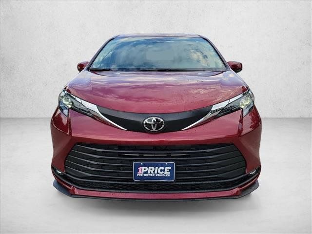 Used 2026 Toyota Sienna XLE AWD/4WD image 2
