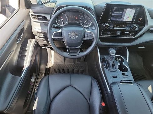 Used 2022 Toyota Highlander XLE image 7