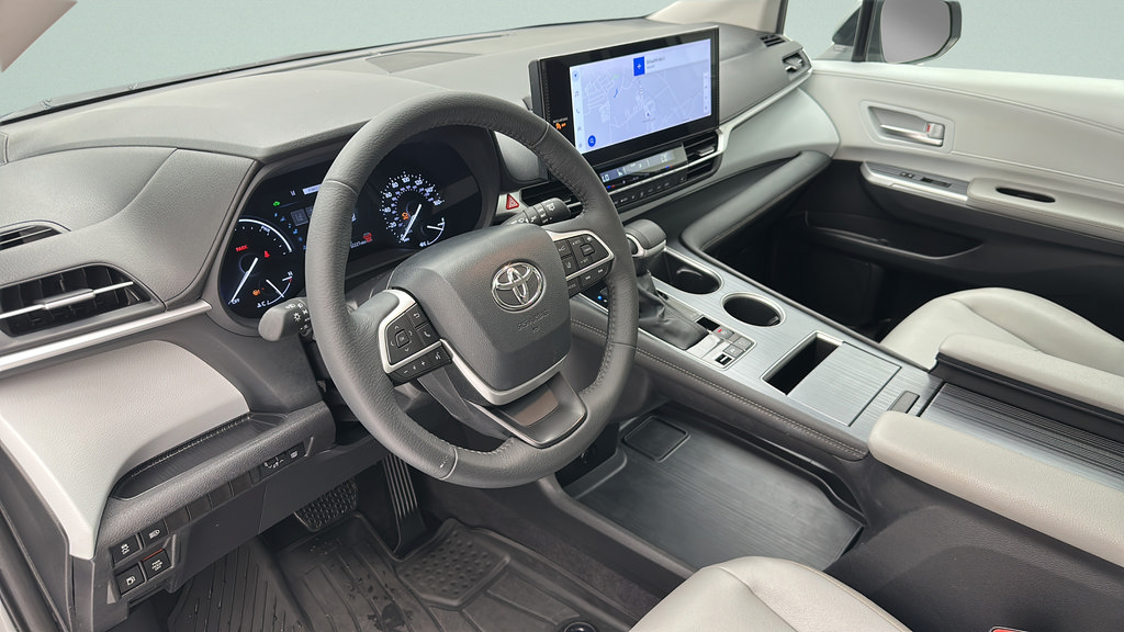 Used 2025 Toyota Sienna XLE FWD image 12