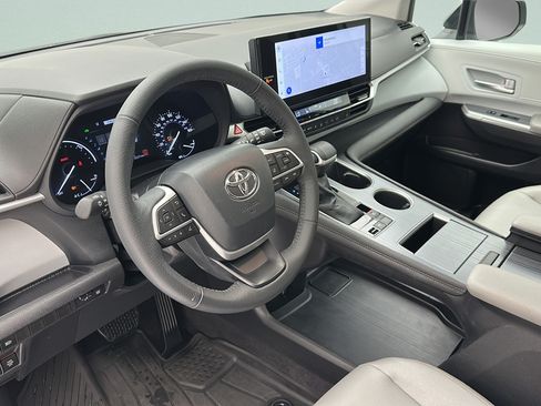 Used 2025 Toyota Sienna XLE FWD image 12