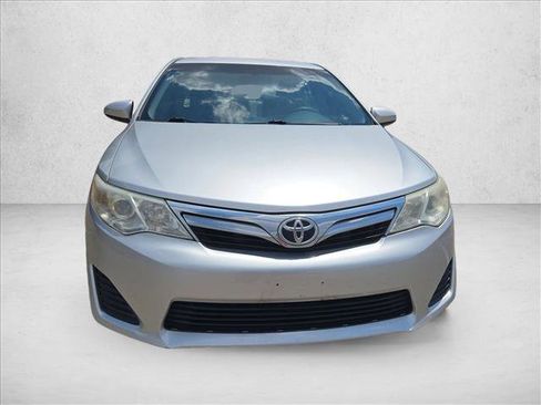Used 2013 Toyota Camry LE FWD image 2