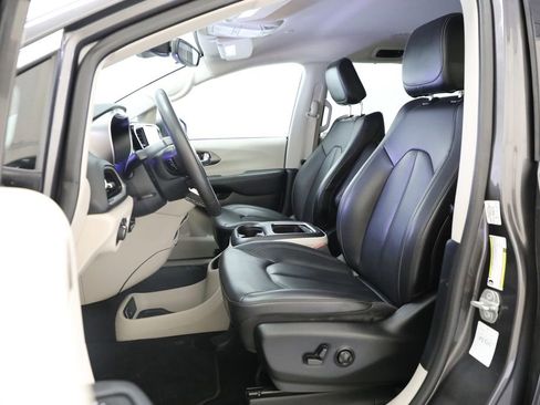Used 2023 Chrysler Pacifica Touring-L FWD image 5