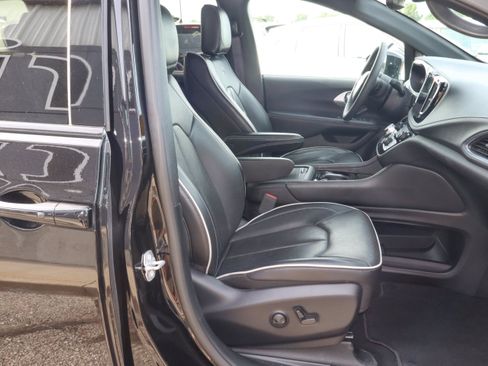 Used 2025 Chrysler Pacifica Limited FWD image 29