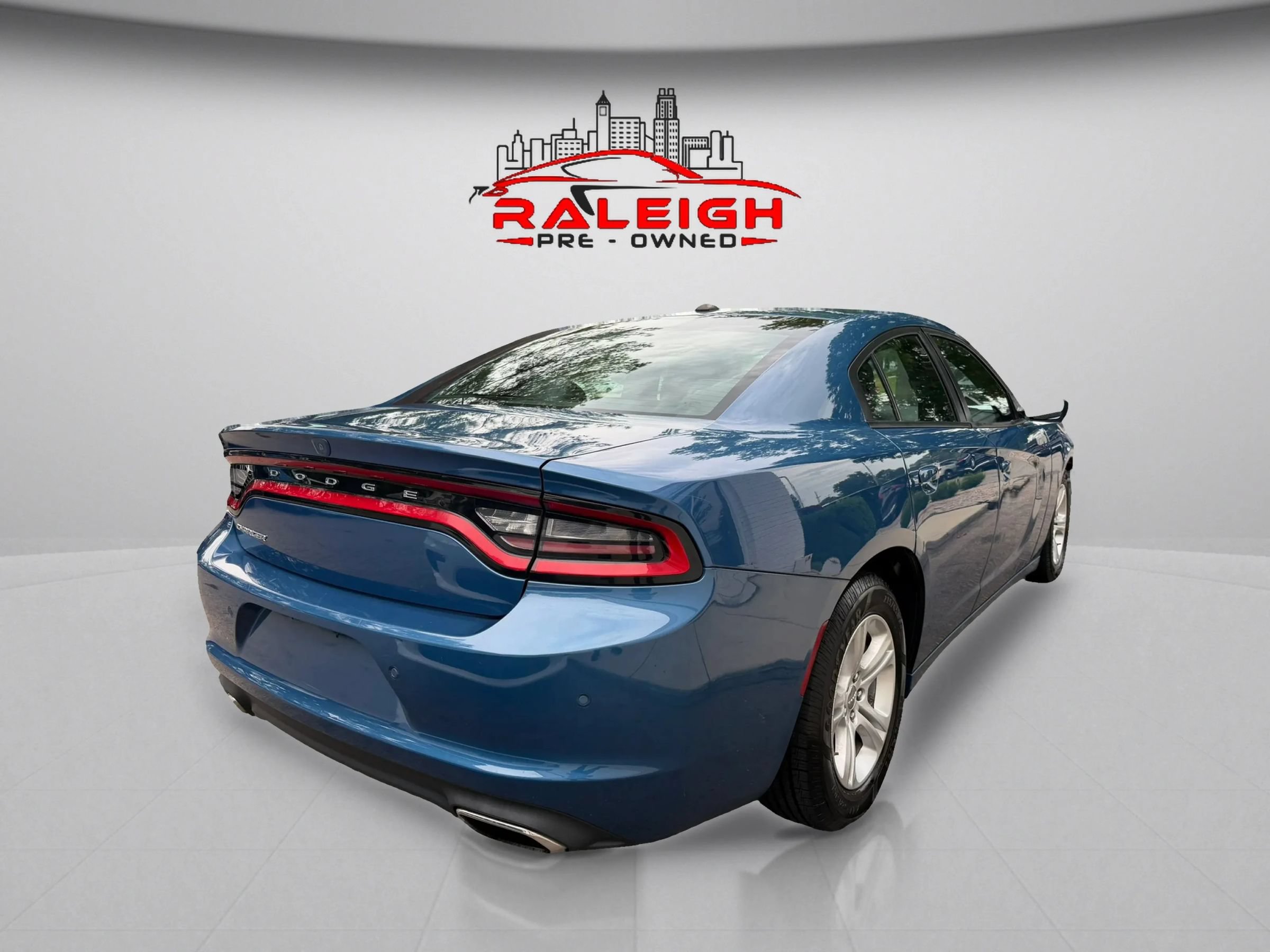 Used 2021 Dodge Charger SXT w/ Leather Interior Group RWD image 5